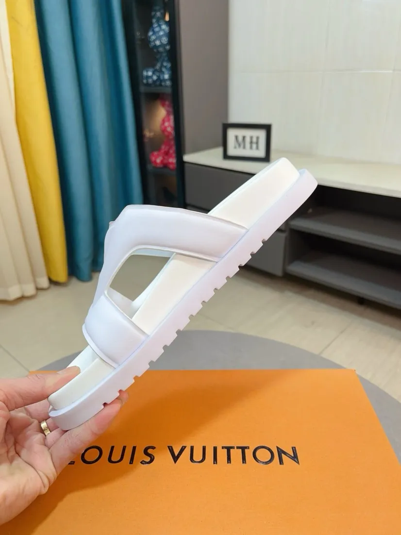Men's shoes 💰360🌹🌹 (lv-Louis Vuitton) new men's sandals, high-end boutique, exquisite embossed logo decoration on the upper, fine workmanship, super soft soles, casual, loose and comfortable, a must-have in summer! \nsize：38-44